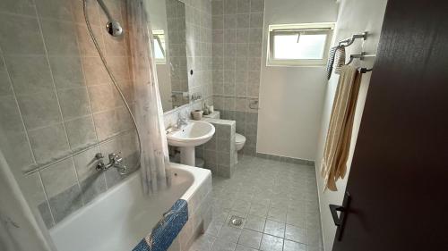Bilik mandi di Seafront Villa Montenegro1 min to the Sea