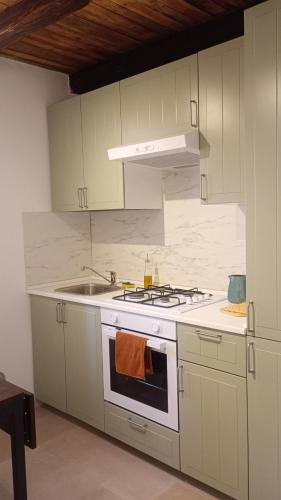 a white kitchen with a stove and a sink at Menta Cinque Terre in Vernazza