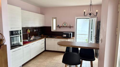 Dapur atau dapur kecil di Seafront Villa Montenegro1 min to the Sea