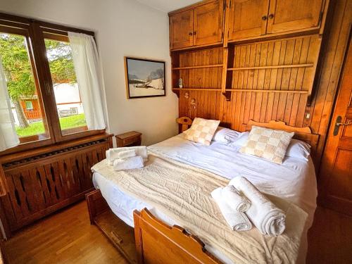 a bedroom with a bed with towels on it at Large Central Flat, 5min to Sky Slopes, Garage in Cortina dʼAmpezzo