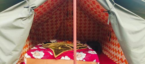 Ένα ή περισσότερα κρεβάτια σε δωμάτιο στο Lakhudiyar Campsite & Restaurant