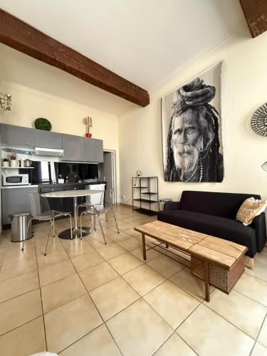un salon avec un canapé et une table dans l'établissement Le Nid du Sud, à Arles