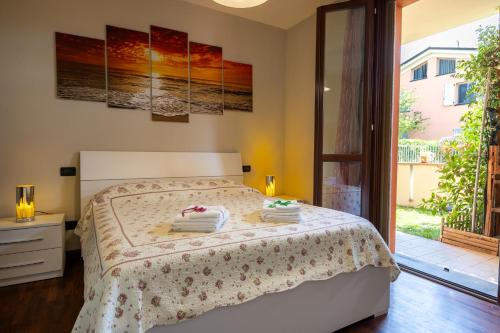 a bedroom with a bed with two towels on it at lacasadikira in Lucca