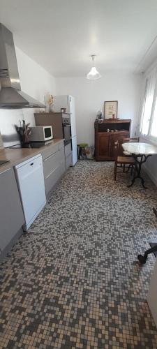 Η κουζίνα ή μικρή κουζίνα στο Appart 2 chambres terrasse prive Levroux