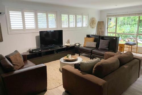 TV a/nebo společenská místnost v ubytování Cabbage Tree Art House