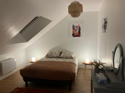 - une chambre avec un lit et deux tables avec des lumières dans l'établissement maison 6 personnes 15 min du circuit, au Mans