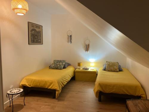 - 2 lits dans une chambre avec un escalier dans l'établissement maison 6 personnes 15 min du circuit, au Mans