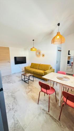 un salon avec un canapé et une table dans l'établissement L'appart Cassis, à Cassis