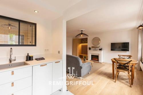 une cuisine et un salon avec un canapé et une table dans l'établissement La Petite Source - Downtown Honfleur - 2P, à Honfleur