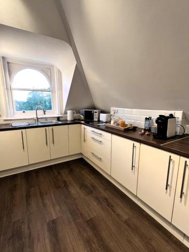 Dapur atau dapur kecil di Dine with the Sunset - Central Folkestone Gem