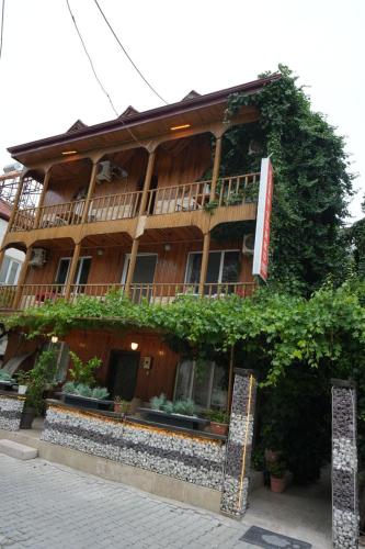 a building with plants growing on the side of it at özen turku HOME in Pamukkale