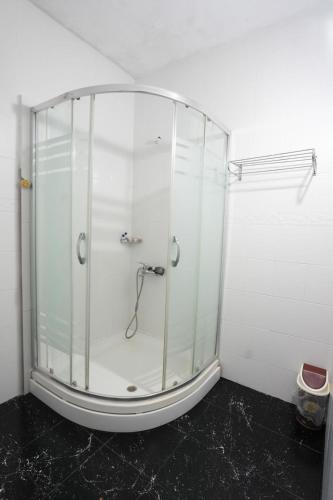 a shower with a glass enclosure in a bathroom at özen turku HOME in Pamukkale