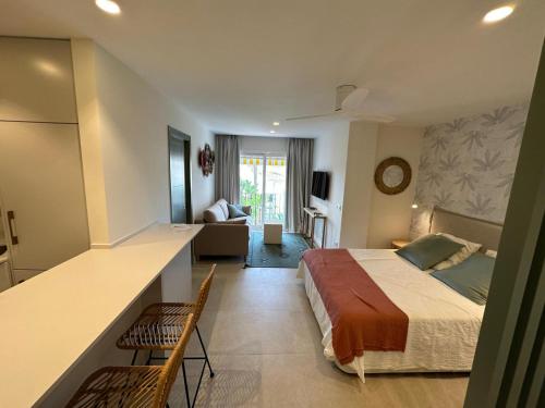 Espectacular estudio en Puerto Cabopino RECIEN REFORMADO