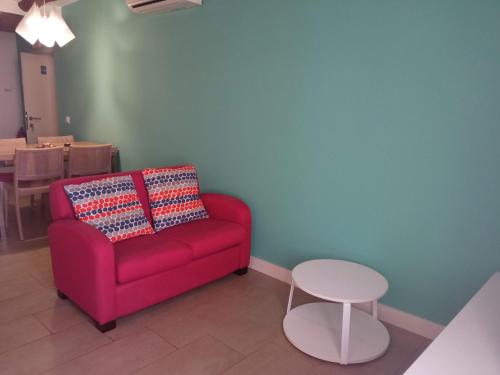 a living room with a red couch and a table at Apartamentos Bergantes in Ortells