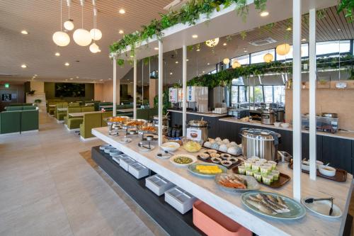 和歌山市にあるワカヤマ第2冨士ホテルのレストランで食べ物が並べられたビュッフェライン