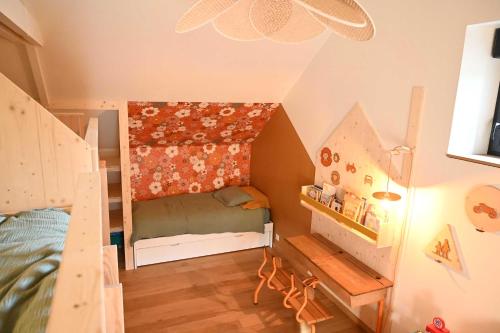 a small room with a bunk bed and a staircase at La Grange et le Nid in Saint-Pierre-des-Nids
