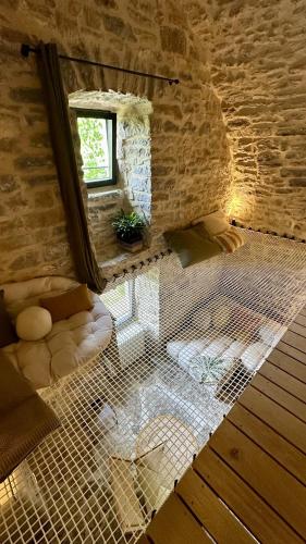 a room with a window and a net at Le Sahuc in Rivière-sur-Tarn