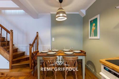 une salle à manger avec une table et quelques marches dans l'établissement La Maison d’à Côté Charming & Family-friendly 6 Guests, à Honfleur