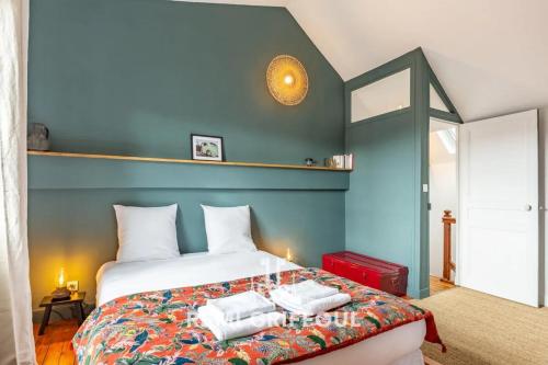 une chambre avec un lit avec des serviettes dessus dans l'établissement La Maison d’à Côté Charming & Family-friendly 6 Guests, à Honfleur