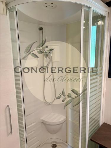 una cabina doccia con un WC in un bagno di Cottage - Sollies Toucas a Solliès-Toucas