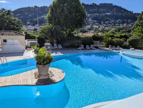 - une piscine dans une villa avec vue dans l'établissement Cottage nature, clim, piscine, à Solliès-Toucas