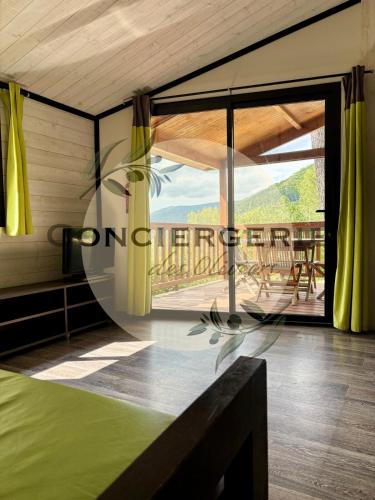 una camera da letto con vista su un portico con un tavolo di Cottage - Sollies Toucas a Solliès-Toucas