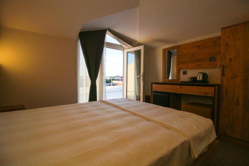 Ένα ή περισσότερα κρεβάτια σε δωμάτιο στο Kaya Hotel SAW