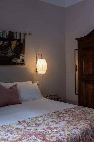 Poolside Paradise in Puglia - Il Dolce di Lecce في ليتشي: غرفة نوم عليها سرير ومصباح