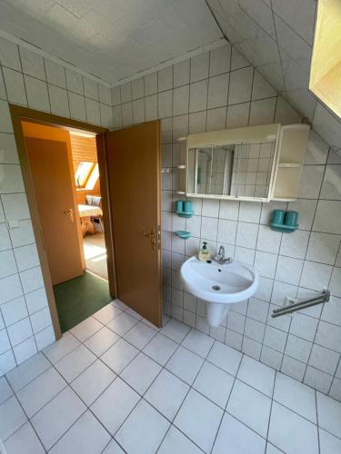 Bilik mandi di Ferienwohnung Sternenhimmel