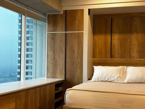 Ένα ή περισσότερα κρεβάτια σε δωμάτιο στο A high rise stay in Bekasi!