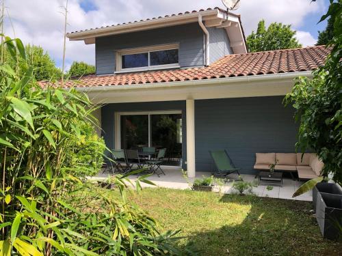 une maison avec une terrasse et un toit dans l'établissement Ocean house, à Seignosse