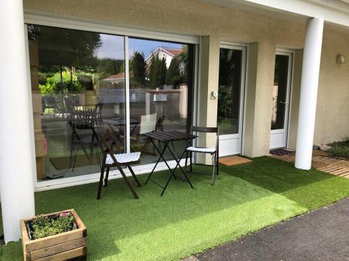 une terrasse avec une table et des chaises sur une pelouse dans l'établissement Ocean house, à Seignosse