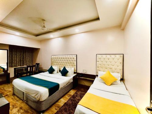 Postel nebo postele na pokoji v ubytování Hotel Kabeer' Front of New Delhi Railway Station & 5 Minute from Connaught Place