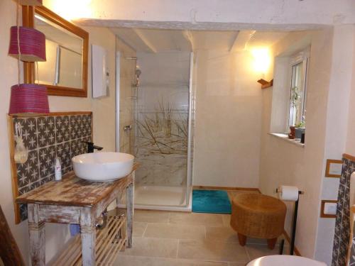 a bathroom with a sink and a shower at Upcycling Ferienhaus in Roth