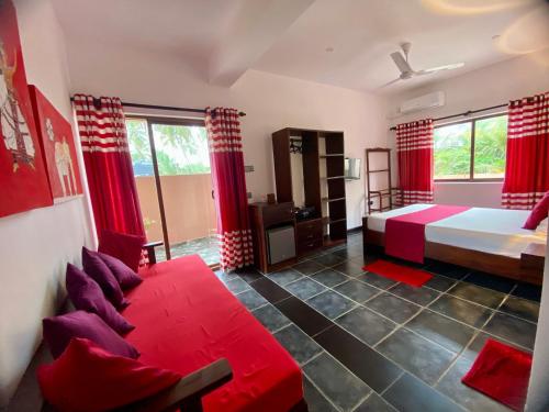 Postel nebo postele na pokoji v ubytování Reef Bungalow Hotel