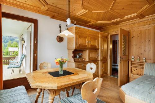 eine Küche mit Holztisch und ein Esszimmer in der Unterkunft Jordis in Vandans