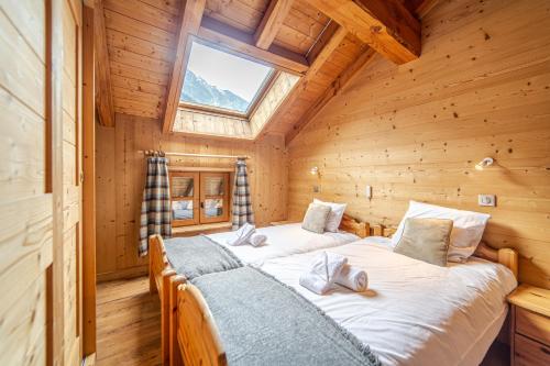 - 2 lits dans une cabane en rondins avec fenêtre dans l'établissement Le Saint Bernard, à Champagny-en-Vanoise