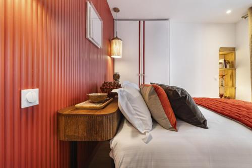 - une chambre avec un lit et une table avec des oreillers dans l'établissement Lordino, à Paris