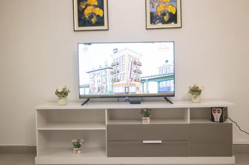 TV a/nebo společenská místnost v ubytování KK Lodging Yaounde Fouda