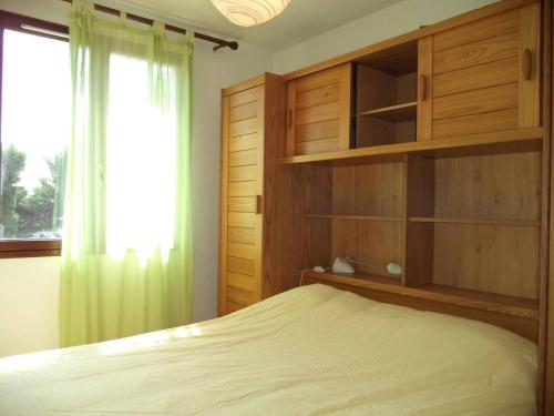 une chambre avec un lit et une fenêtre dans l'établissement NP480-034 Appartement 3 pièces, Narbonne Plage, à Narbonne-Plage