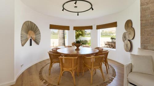 VACATION MARBELLA I Villa Moss, Ibiza-Style Villa, Golf-front, Swimming-pool, Biohacking, Sauna, Fire-Pit Lounge, 7Min from Puerto Banus