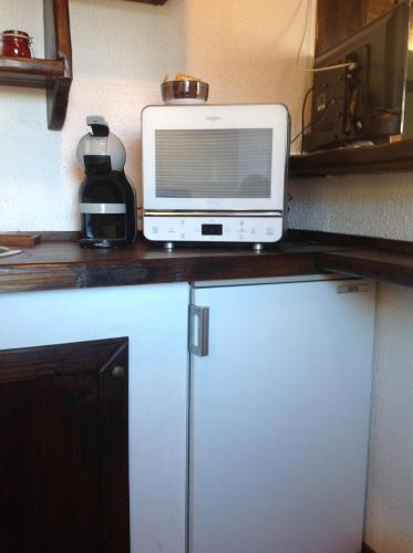 a microwave sitting on top of a kitchen counter at Mon Bijou on the ski slopes in Sauze d'Oulx