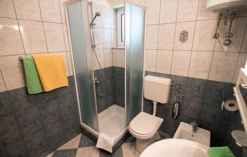 Un baño con ducha, inodoro y lavabo. en Villa Jano by Villas Guide, en Banjol