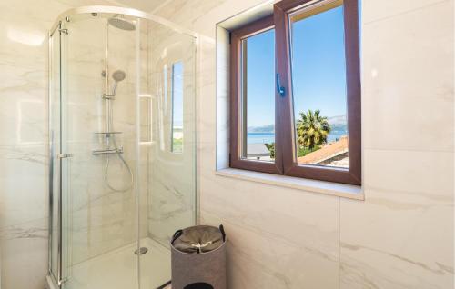 Ένα μπάνιο στο 1 Bedroom Nice Apartment In Splitska