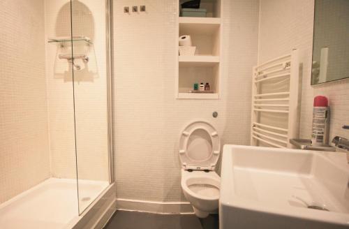 Bilik mandi di THE OLIVE SUITE At The Rotunda