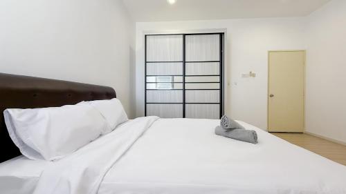 Ένα ή περισσότερα κρεβάτια σε δωμάτιο στο Lake Garden View Homestay with Pool and Netflix