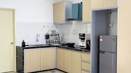 Η κουζίνα ή μικρή κουζίνα στο Lake Garden View Homestay with Pool and Netflix