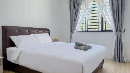 Ένα ή περισσότερα κρεβάτια σε δωμάτιο στο Lake Garden View Homestay with Pool and Netflix
