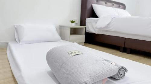 Ένα ή περισσότερα κρεβάτια σε δωμάτιο στο Lake Garden View Homestay with Pool and Netflix