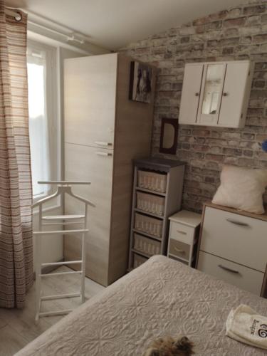 Il comprend une chambre avec un lit et une cuisine équipée d'un réfrigérateur. dans l'établissement Danyano, à Saint-Pierre-de-Chignac